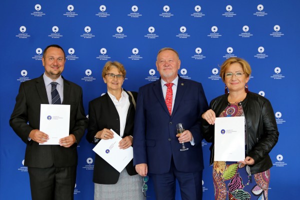 Wręczenie nagród JM Rektora UMK w fouer Auli UMK (26.09.2019) [fot. Anna Bielawiec-Osińska]